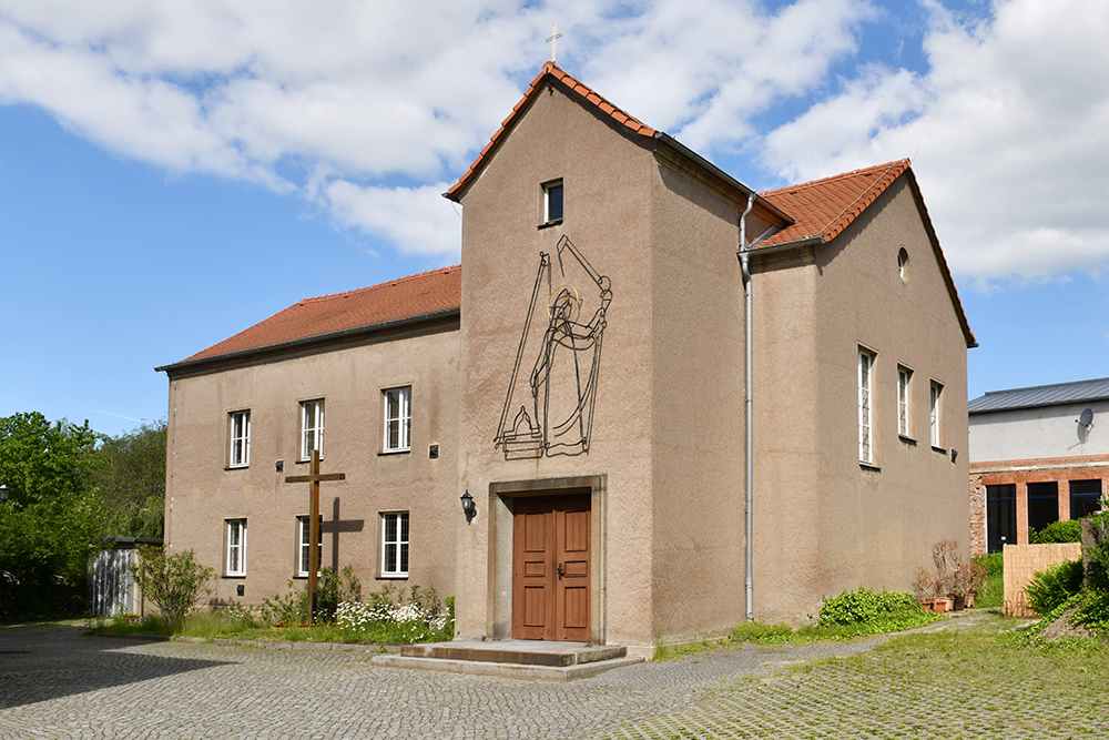 Kirche "St. Bonifatius" in Herrnhut mit einer Drahtplastik des Kirchenpatrons