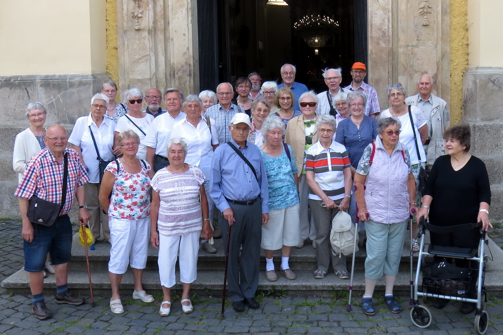 Seniorengruppe Zittau vor der Basilika in Haindorf (Hejnice), Foto: Bernhard Pflug