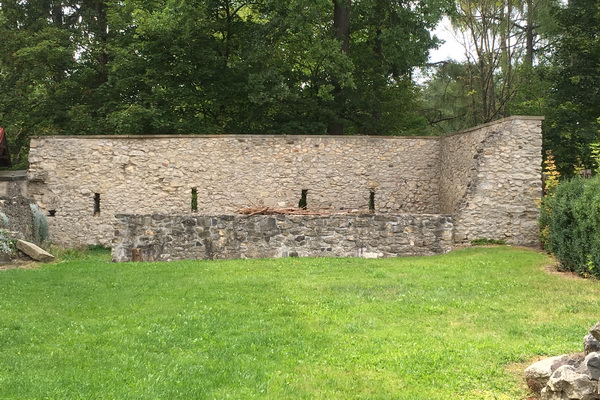 Reste des einstigen Hospitals in Böhmisch Aicha/Český Dub