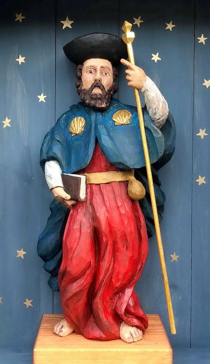 Jakobus – Holzstatue am Giebel des Pilgerhäusls Hirschfelde